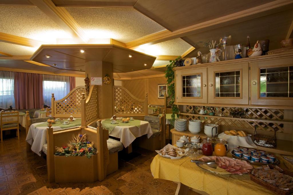Albergo Bellaria Carano  Exteriör bild