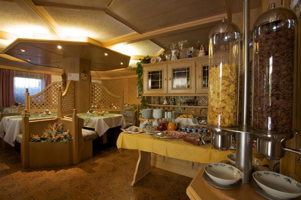 Albergo Bellaria Carano  Exteriör bild